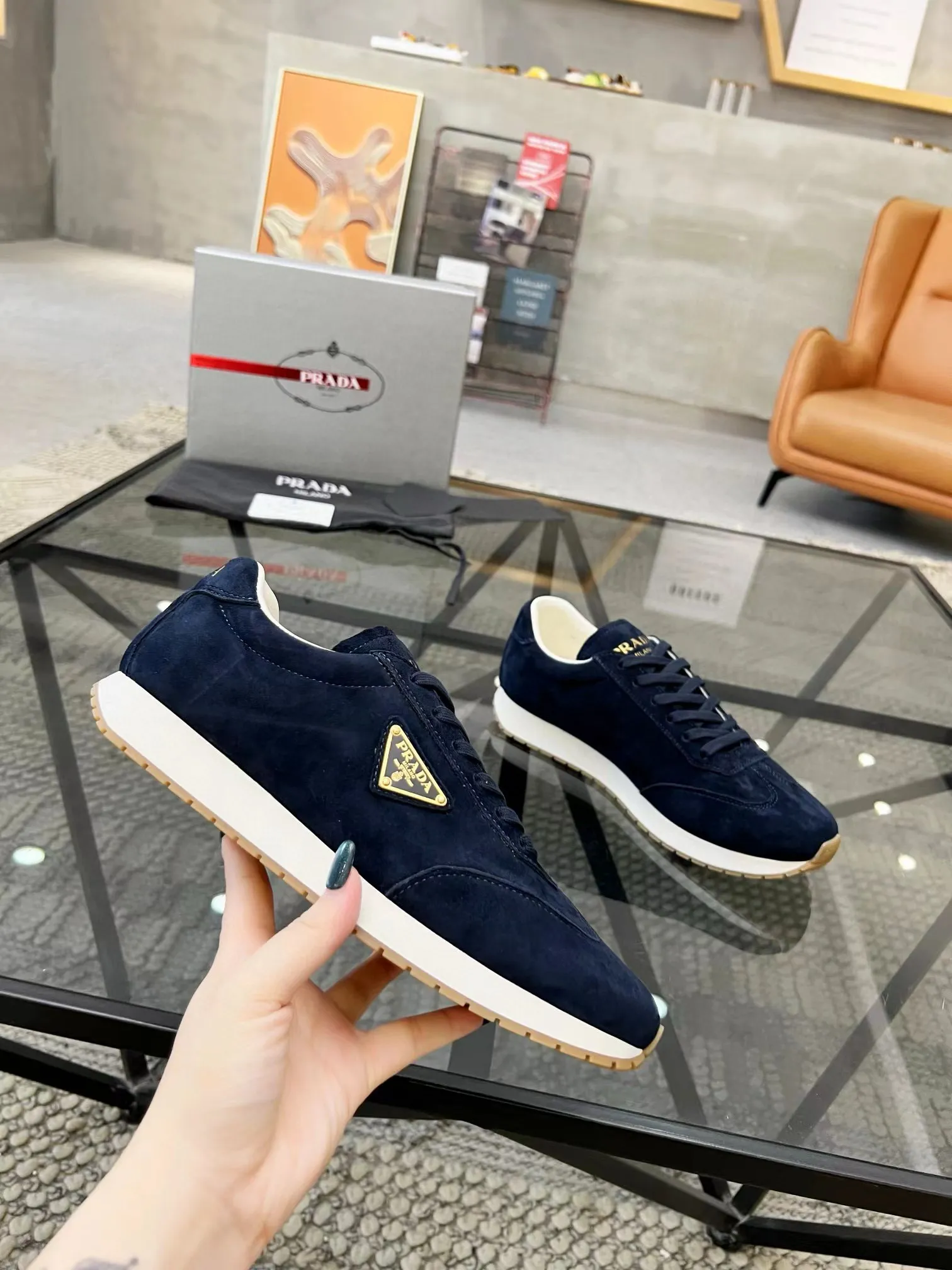 Factory price: 400💰Prada new men's leather sports shoes, the highest version on the market, any comparison is welcome🆚! The original leather has excellent texture and is super high-end! Fetal sheep net lining imported from Italy, removable pad! Luxurious materials and fine workmanship, highly recommended! Code number: 38-44, customized 45
